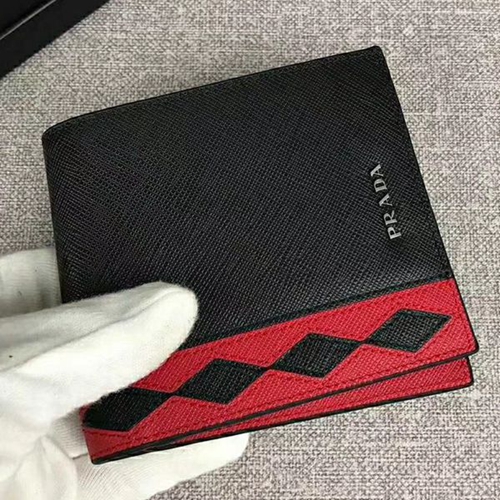 プラダ財布背面デザイン